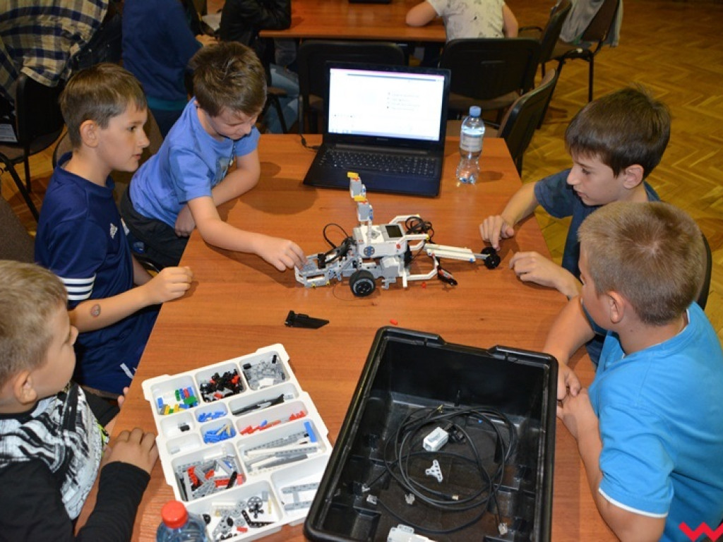 Młodzi programiści i ich pierwsze roboty