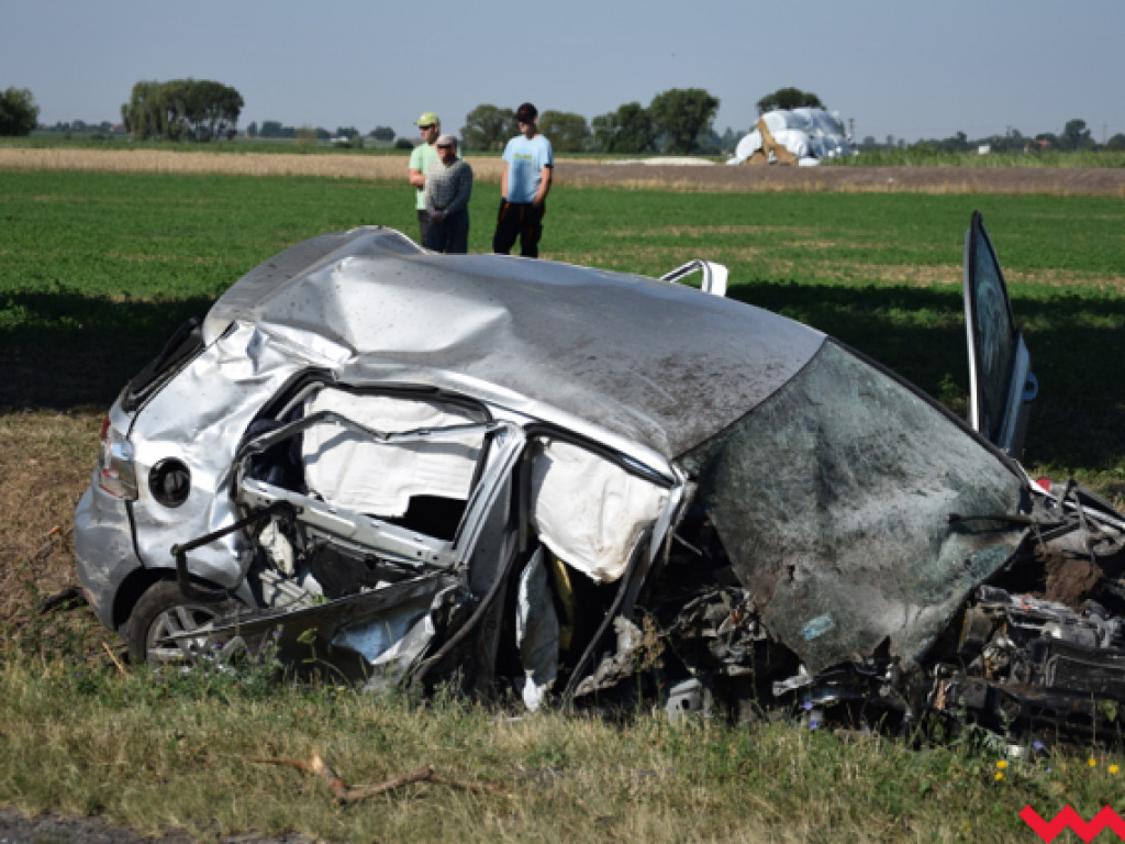 Wypadek w Kaczanowie. Auto doszczętnie zniszczone, kobieta przeżyła