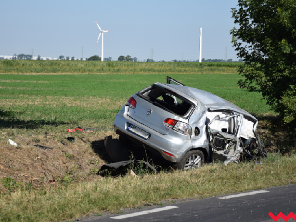Wypadek w Kaczanowie. Auto doszczętnie zniszczone, kobieta przeżyła