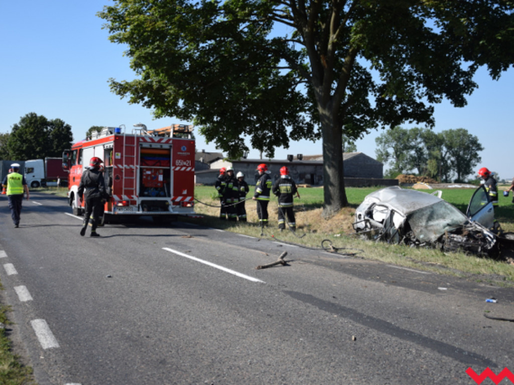 Wypadek w Kaczanowie. Auto doszczętnie zniszczone, kobieta przeżyła