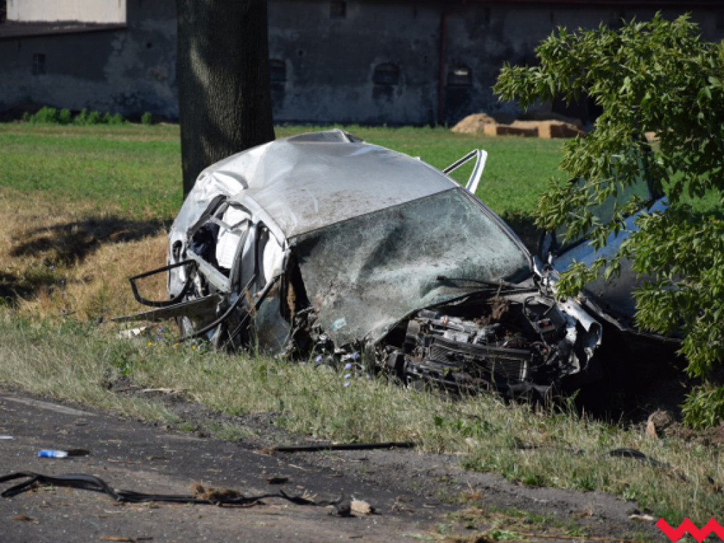 Wypadek w Kaczanowie. Auto doszczętnie zniszczone, kobieta przeżyła