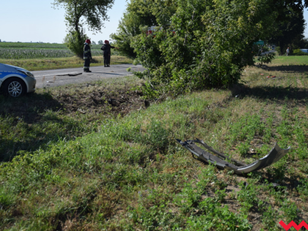 Wypadek w Kaczanowie. Auto doszczętnie zniszczone, kobieta przeżyła