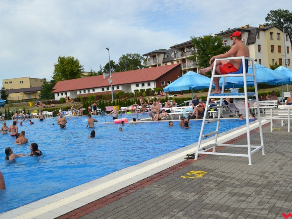 Pluskanie, pływanie i kąpiele słoneczne. Sprawdzamy jak mija lato na wrzesińskim basenie