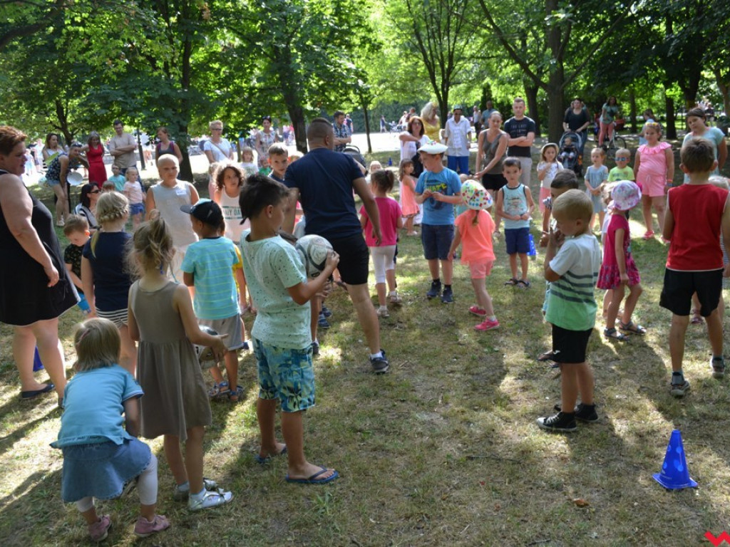 Park pełen dzieci. Przedszkola zapraszają najmłodszych mieszkańców miasta do zabawy