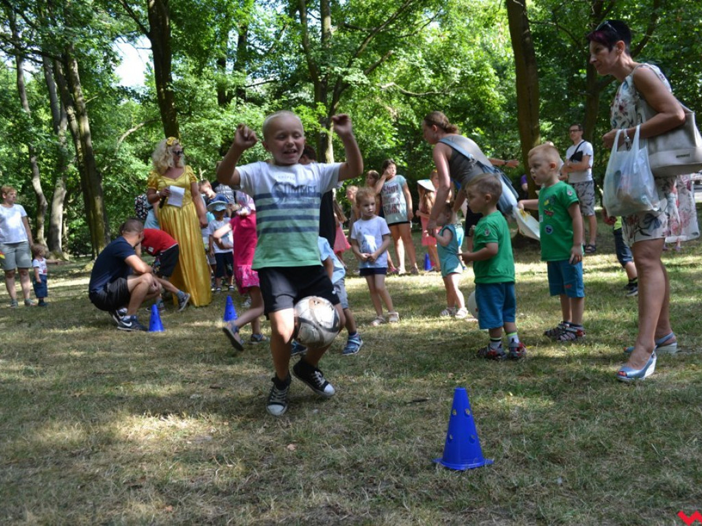 Park pełen dzieci. Przedszkola zapraszają najmłodszych mieszkańców miasta do zabawy