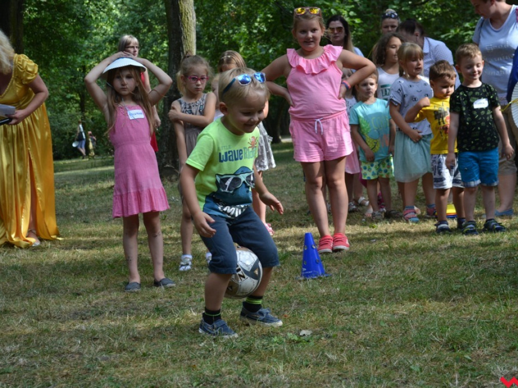 Park pełen dzieci. Przedszkola zapraszają najmłodszych mieszkańców miasta do zabawy