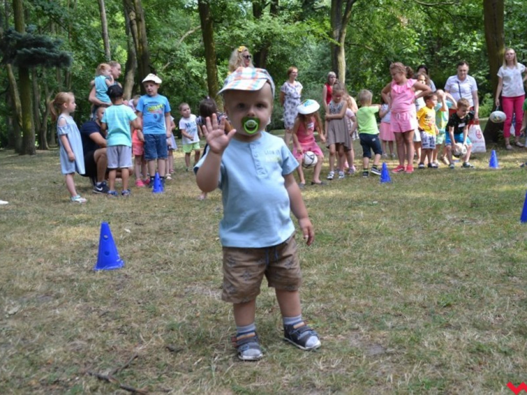 Park pełen dzieci. Przedszkola zapraszają najmłodszych mieszkańców miasta do zabawy