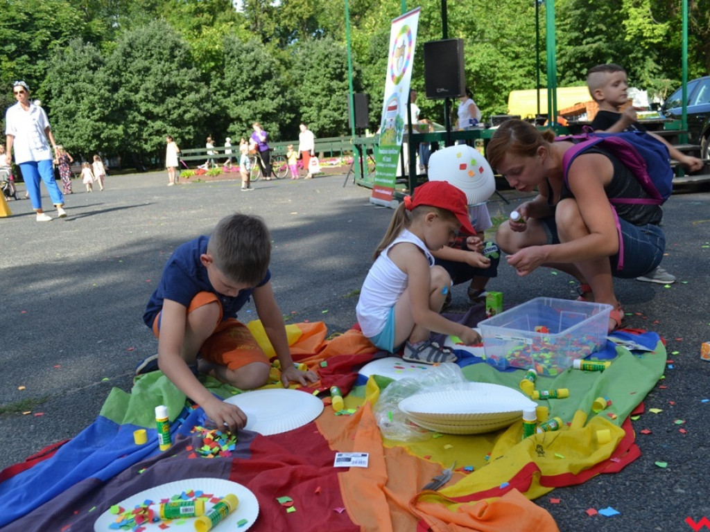Park pełen dzieci. Przedszkola zapraszają najmłodszych mieszkańców miasta do zabawy