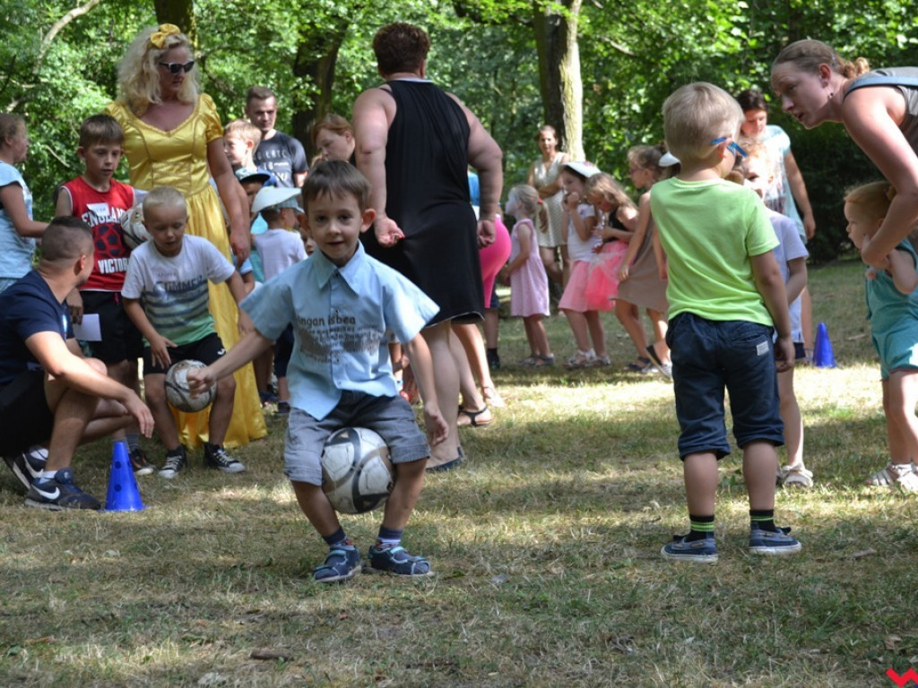 Park pełen dzieci. Przedszkola zapraszają najmłodszych mieszkańców miasta do zabawy