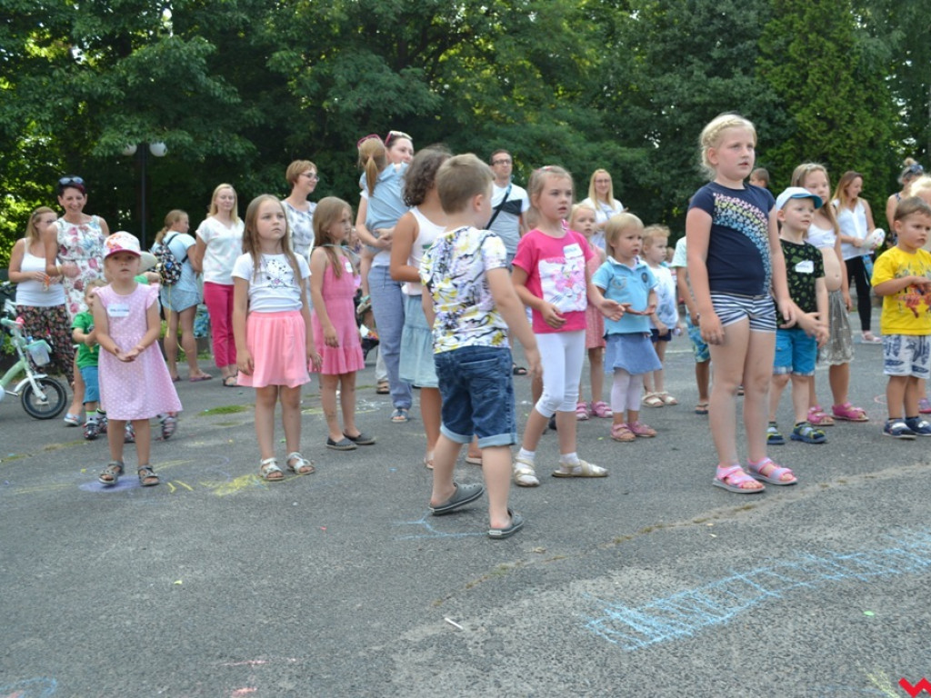 Park pełen dzieci. Przedszkola zapraszają najmłodszych mieszkańców miasta do zabawy
