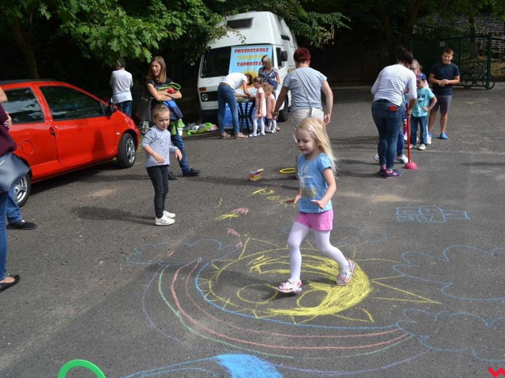 Park pełen dzieci. Przedszkola zapraszają najmłodszych mieszkańców miasta do zabawy
