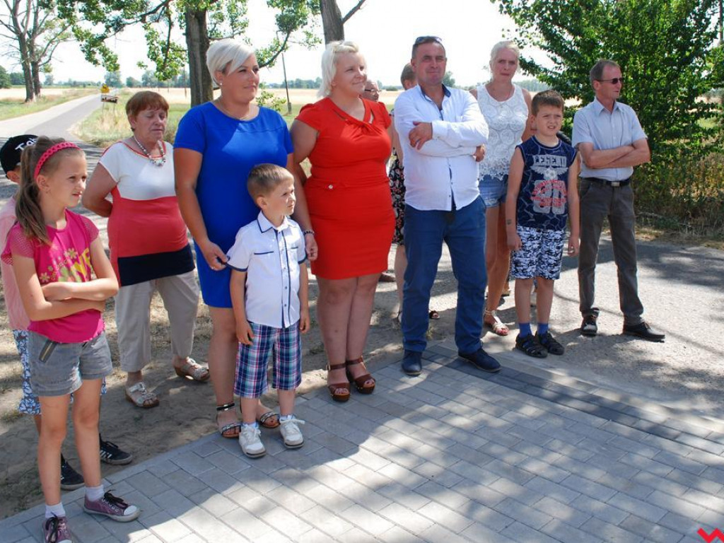 Nowy chodnik cieszy mieszkańców Rudy Komorskiej