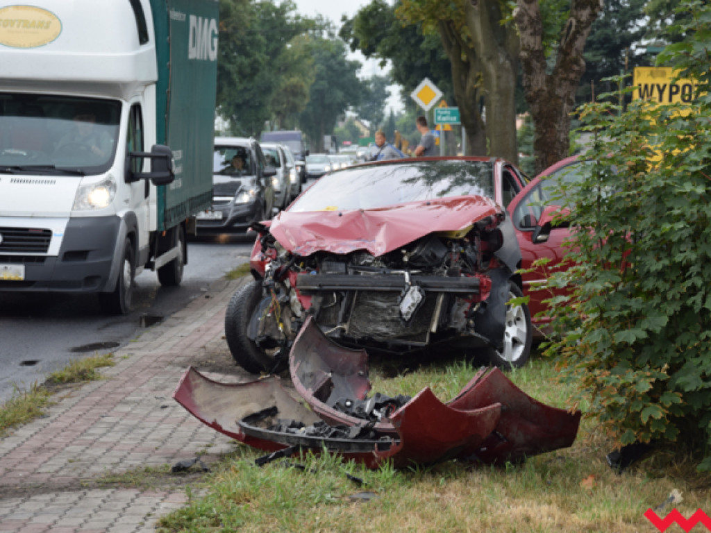 Kolizja na drodze wojewódzkiej w Kaczanowie. Po ostatnich opadach ślisko na drogach!