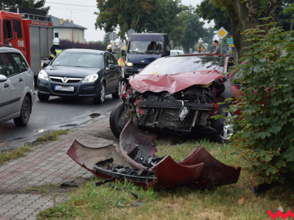 Kolizja na drodze wojewódzkiej w Kaczanowie. Po ostatnich opadach ślisko na drogach!