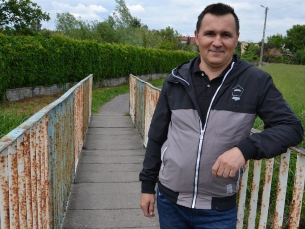 Utwardzają ścieżkę do przedszkola. Dzięki temu nie będzie trzeba już chodzić po błocie