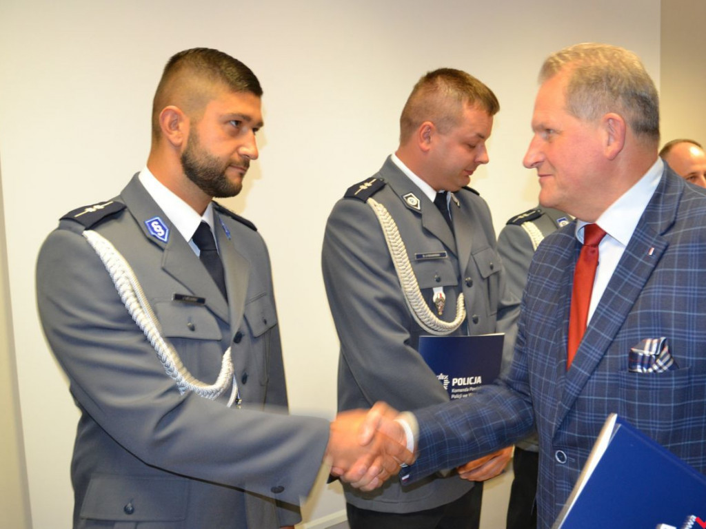 Dla takich chwil znoszą trudy swojej pracy. Odznaczenia i awanse z okazji Święta Policji