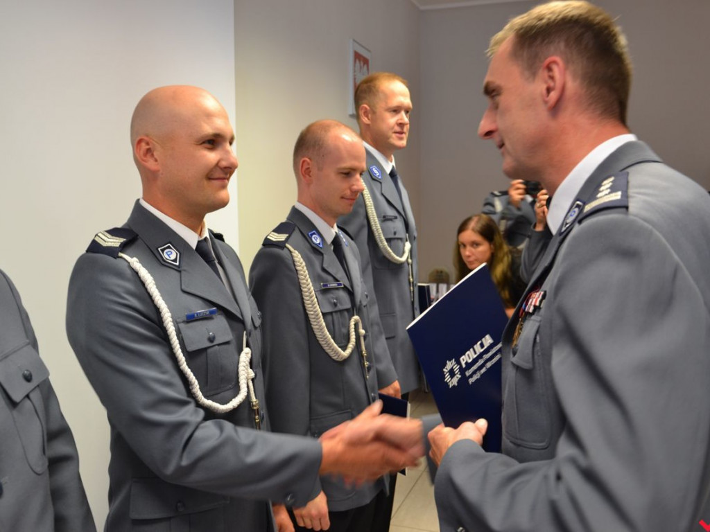 Dla takich chwil znoszą trudy swojej pracy. Odznaczenia i awanse z okazji Święta Policji