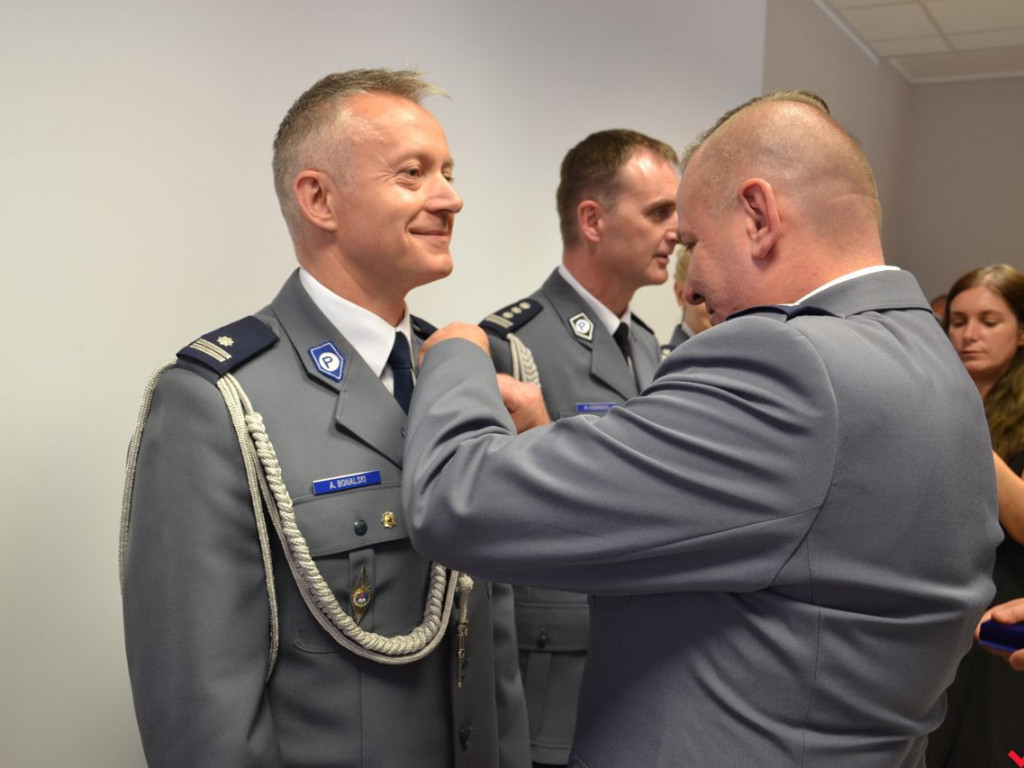 Dla takich chwil znoszą trudy swojej pracy. Odznaczenia i awanse z okazji Święta Policji