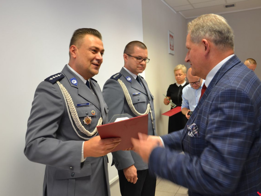 Dla takich chwil znoszą trudy swojej pracy. Odznaczenia i awanse z okazji Święta Policji