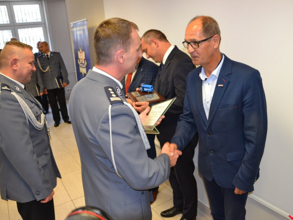 Dla takich chwil znoszą trudy swojej pracy. Odznaczenia i awanse z okazji Święta Policji