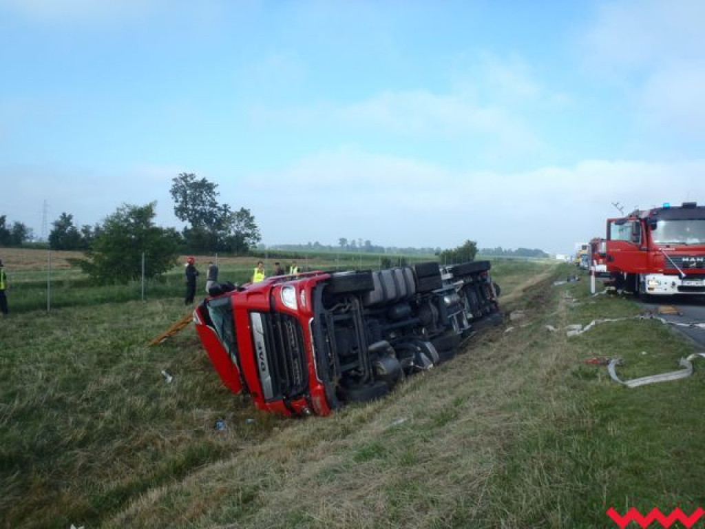 Ciężarówka z sześcioma tysiącami kurczaków wpadła do rowu na autostradzie