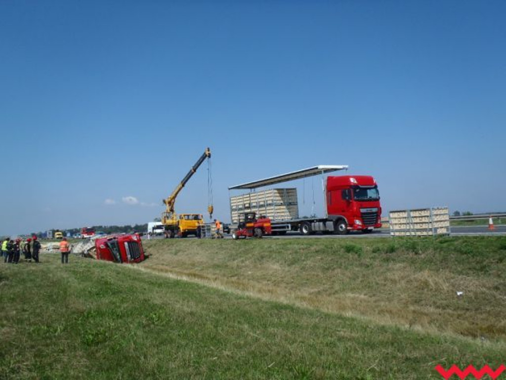 Ciężarówka z sześcioma tysiącami kurczaków wpadła do rowu na autostradzie
