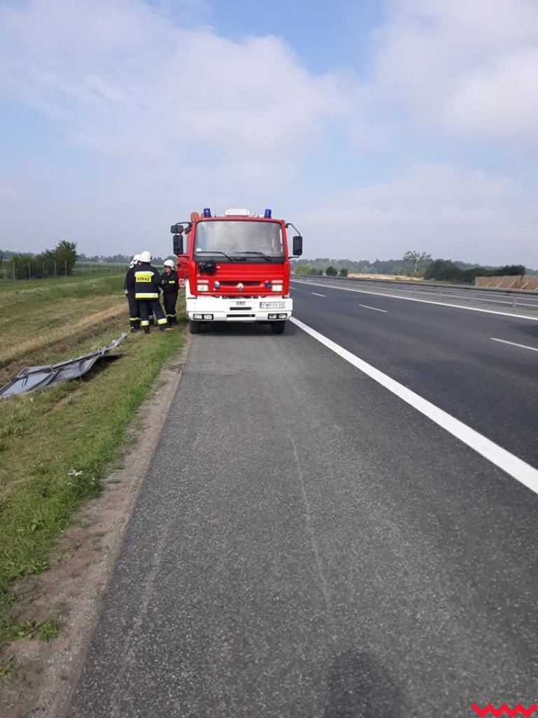 Ciężarówka z sześcioma tysiącami kurczaków wpadła do rowu na autostradzie