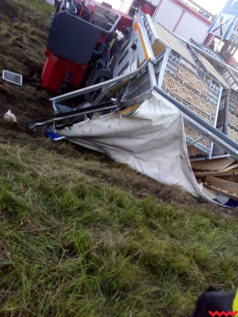 Ciężarówka z sześcioma tysiącami kurczaków wpadła do rowu na autostradzie