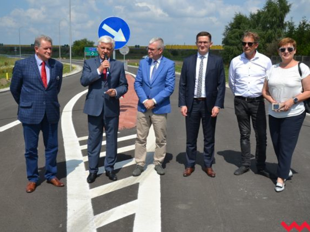 Przecięcie wstęgi i kurs zabytkowym „ogórkiem” na otwarcie brakującej drogi