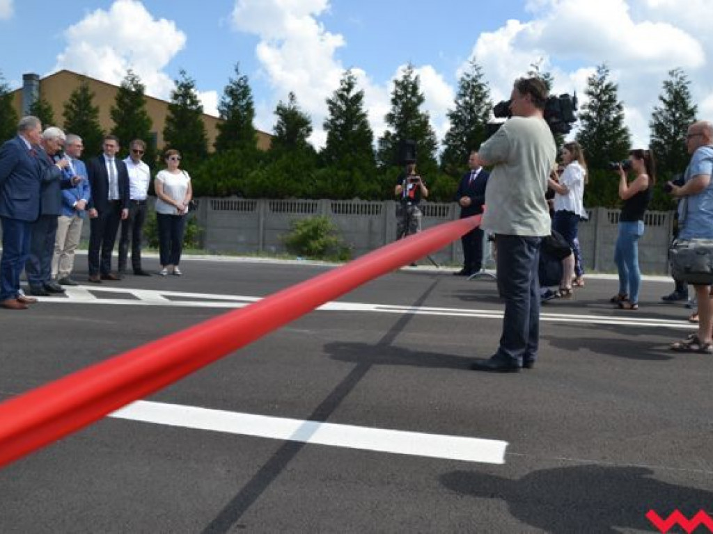 Przecięcie wstęgi i kurs zabytkowym „ogórkiem” na otwarcie brakującej drogi