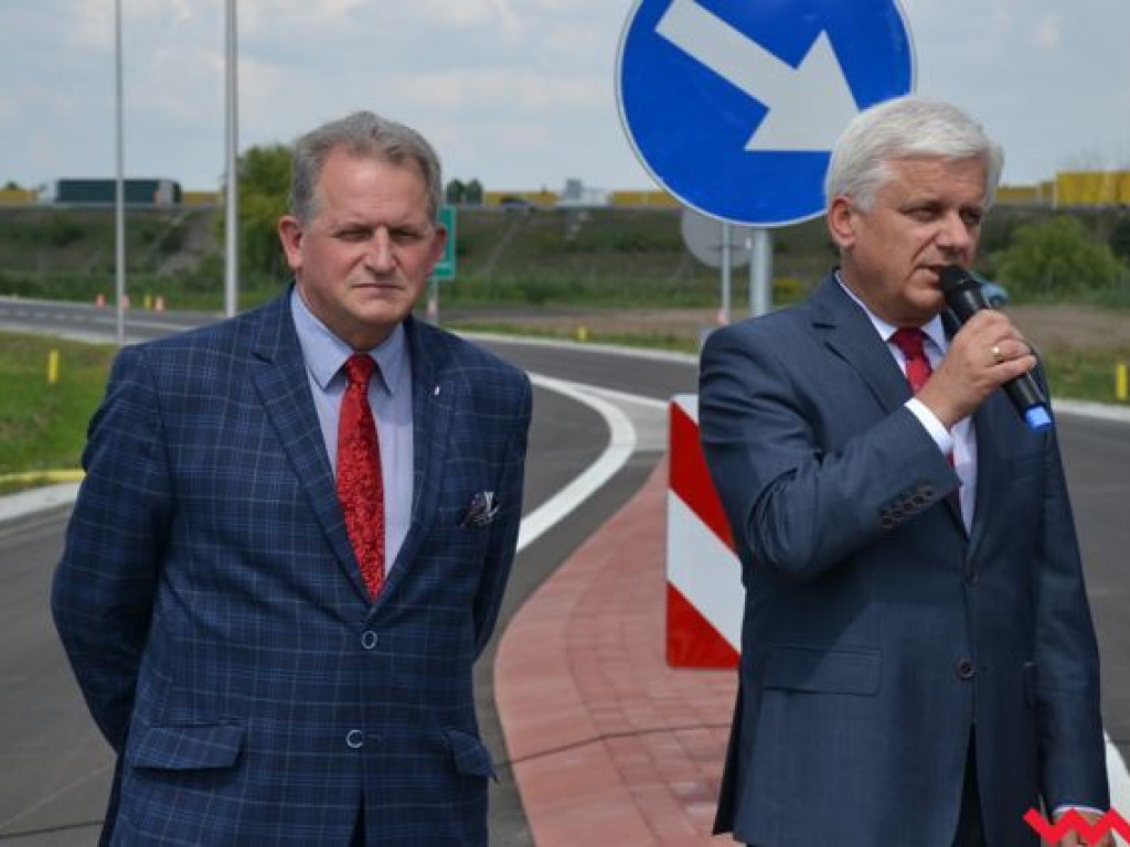 Przecięcie wstęgi i kurs zabytkowym „ogórkiem” na otwarcie brakującej drogi