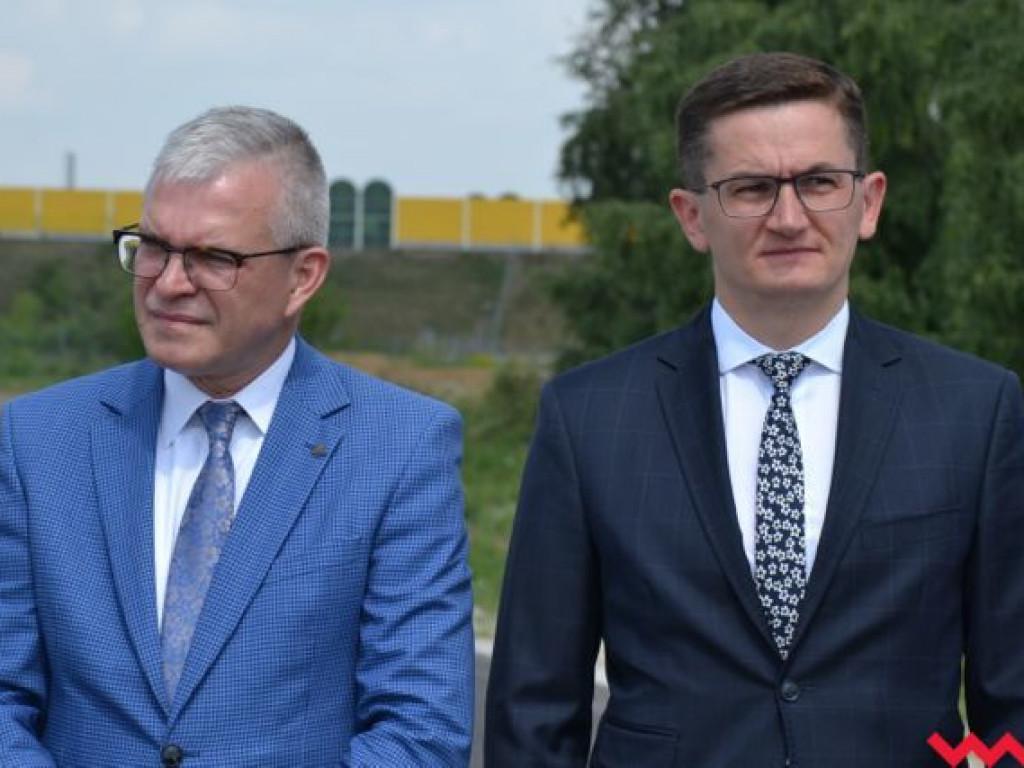 Przecięcie wstęgi i kurs zabytkowym „ogórkiem” na otwarcie brakującej drogi