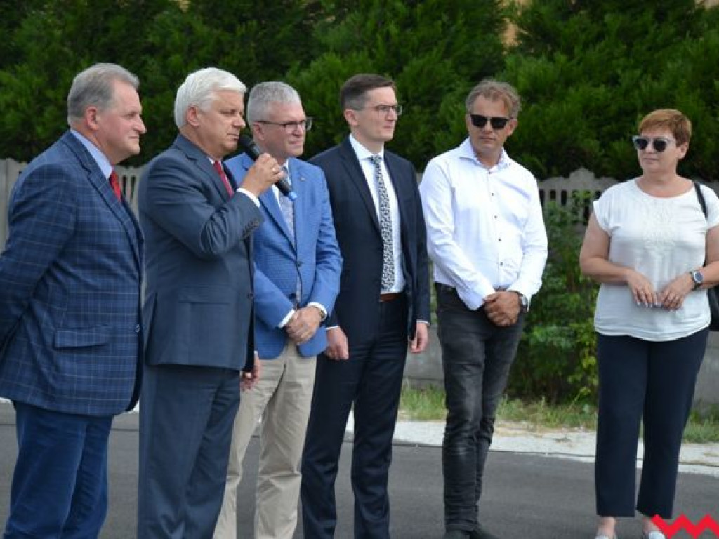 Przecięcie wstęgi i kurs zabytkowym „ogórkiem” na otwarcie brakującej drogi