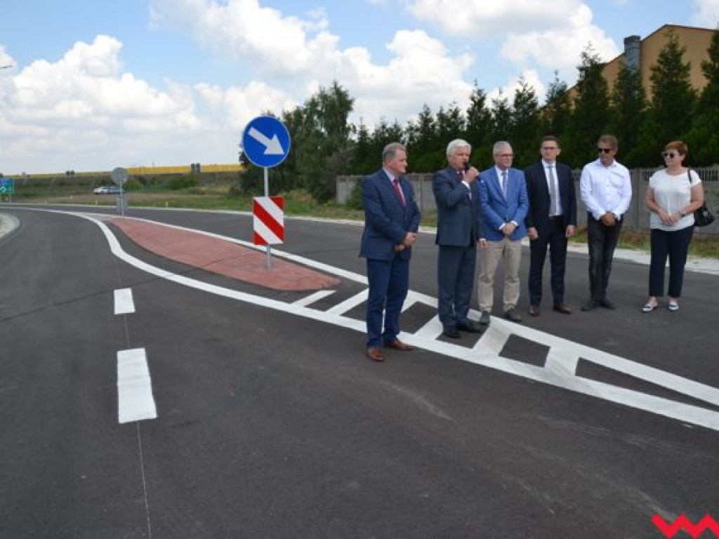 Przecięcie wstęgi i kurs zabytkowym „ogórkiem” na otwarcie brakującej drogi