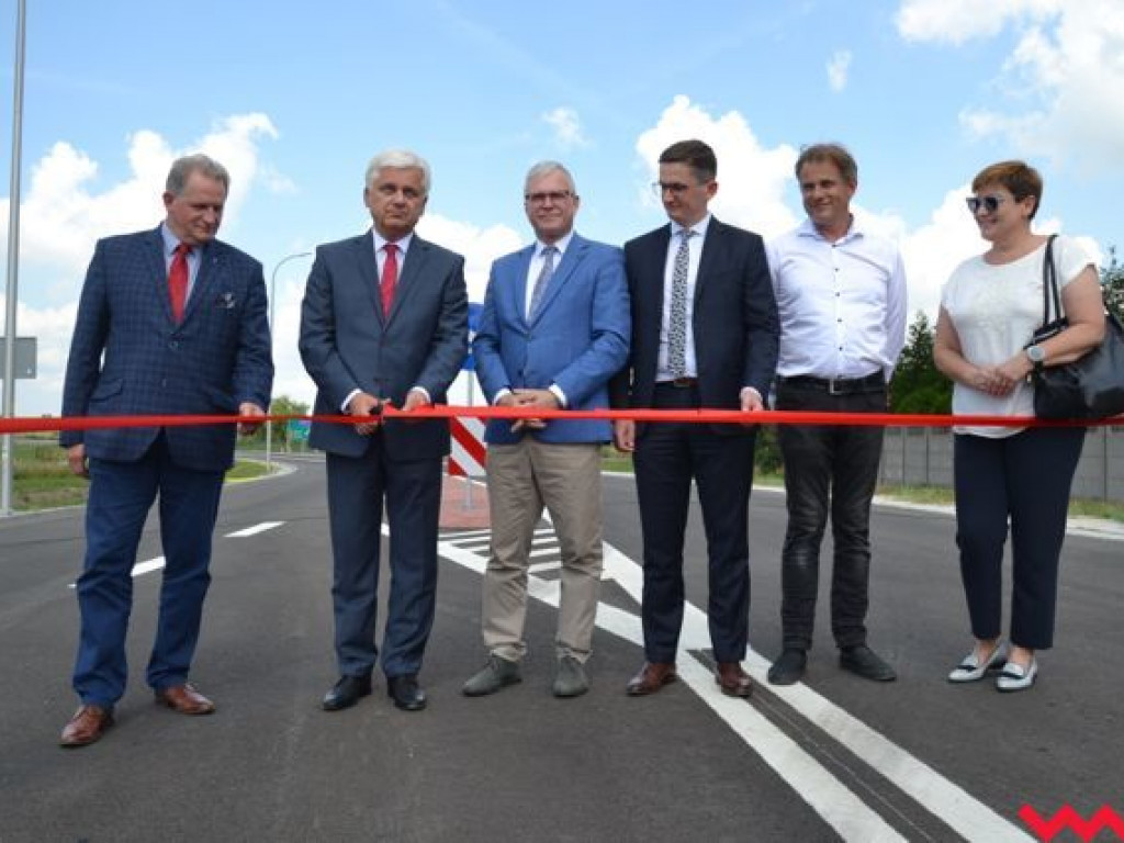 Przecięcie wstęgi i kurs zabytkowym „ogórkiem” na otwarcie brakującej drogi