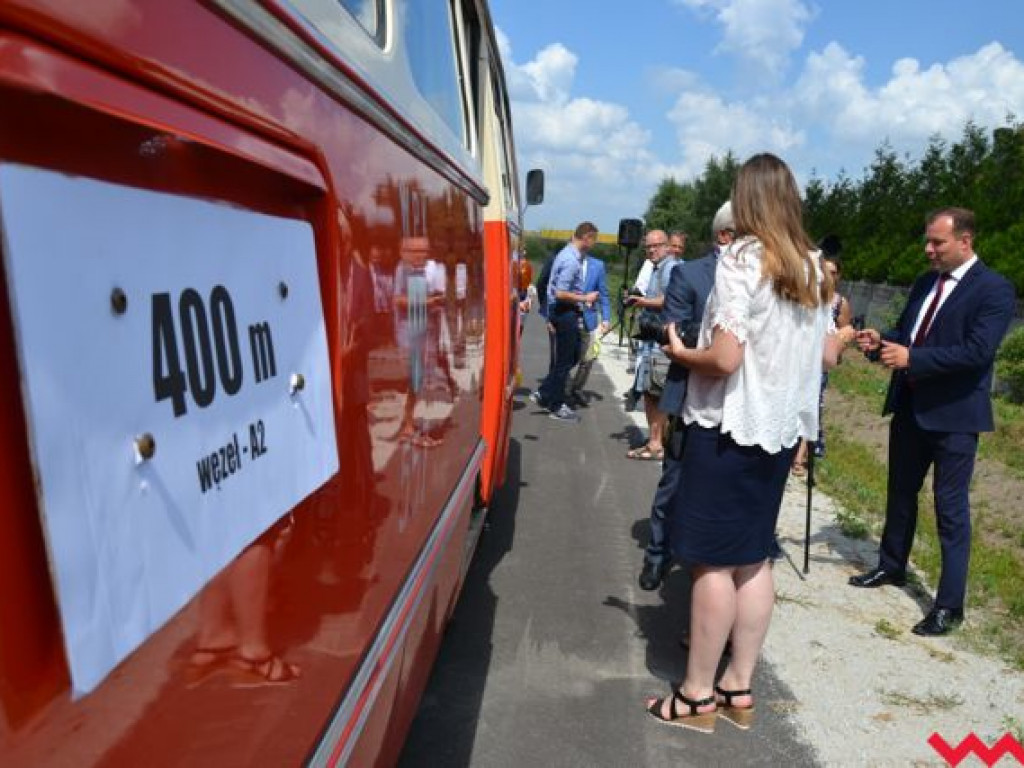 Przecięcie wstęgi i kurs zabytkowym „ogórkiem” na otwarcie brakującej drogi