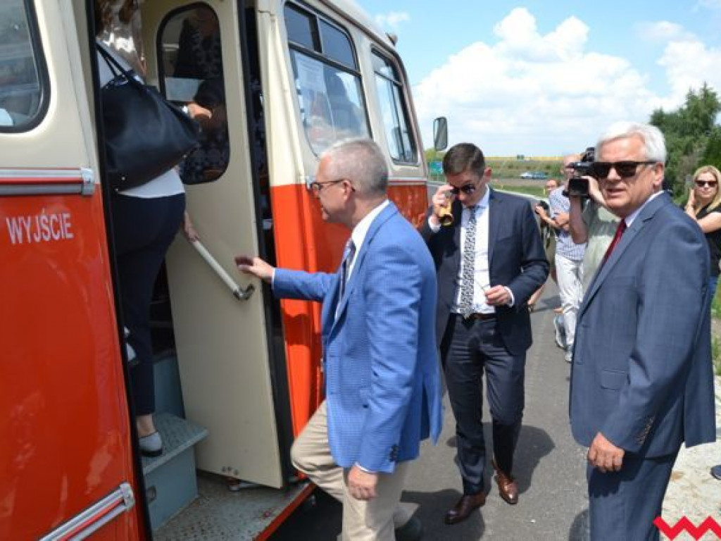 Przecięcie wstęgi i kurs zabytkowym „ogórkiem” na otwarcie brakującej drogi