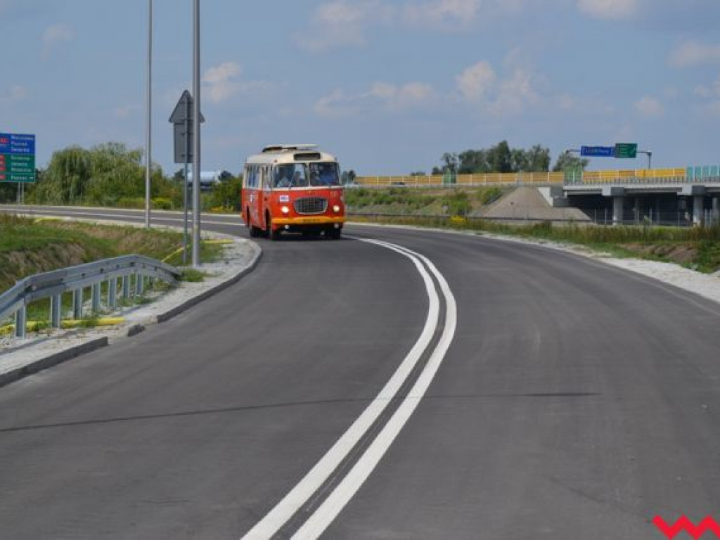 Przecięcie wstęgi i kurs zabytkowym „ogórkiem” na otwarcie brakującej drogi