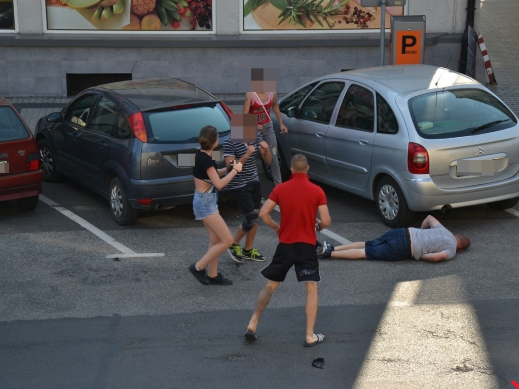 Damsko-męska bójka pod naszą redakcją. Policja pojawiła się błyskawicznie