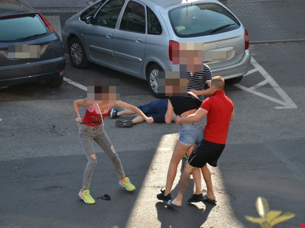 Damsko-męska bójka pod naszą redakcją. Policja pojawiła się błyskawicznie