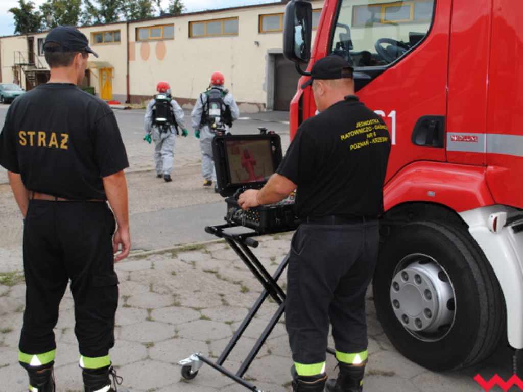 Setki tajemniczych beczek i wielka akcja służb ze specjalnym robotem