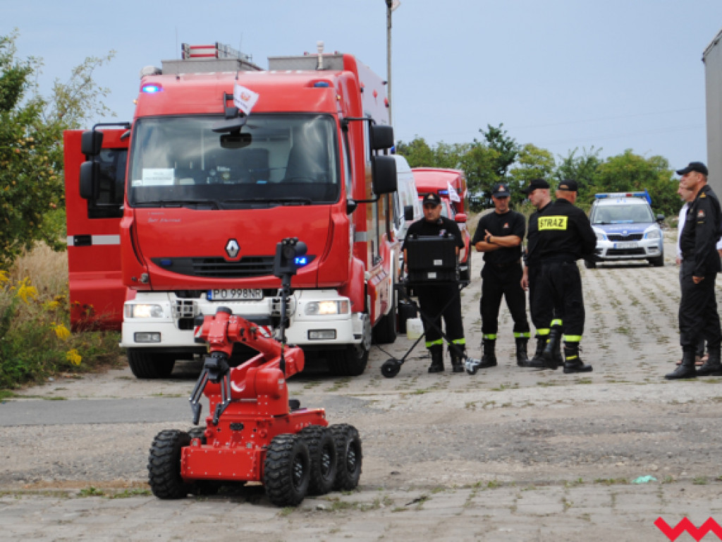Setki tajemniczych beczek i wielka akcja służb ze specjalnym robotem