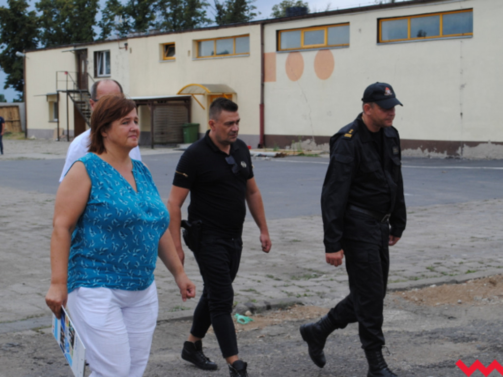 Setki tajemniczych beczek i wielka akcja służb ze specjalnym robotem