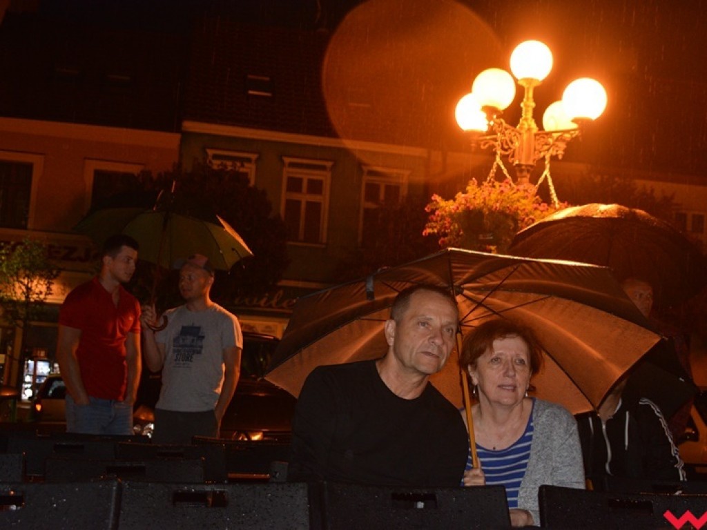 Deszcz nie przeszkodził w wysłuchaniu przebojów Franka Sinatry – jazzowy wieczór pod parasolami
