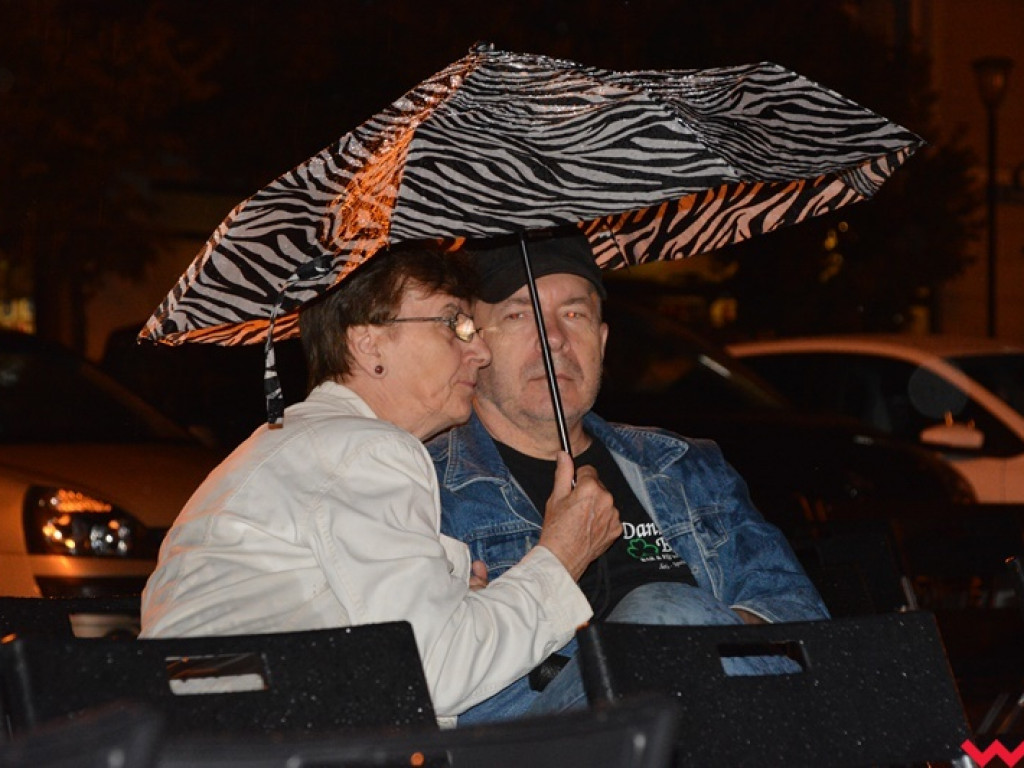 Deszcz nie przeszkodził w wysłuchaniu przebojów Franka Sinatry – jazzowy wieczór pod parasolami