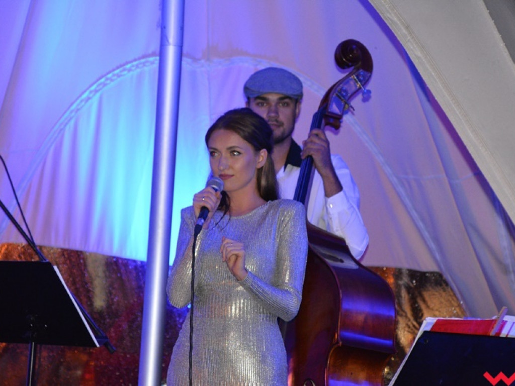 Deszcz nie przeszkodził w wysłuchaniu przebojów Franka Sinatry – jazzowy wieczór pod parasolami