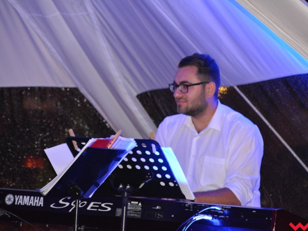 Deszcz nie przeszkodził w wysłuchaniu przebojów Franka Sinatry – jazzowy wieczór pod parasolami