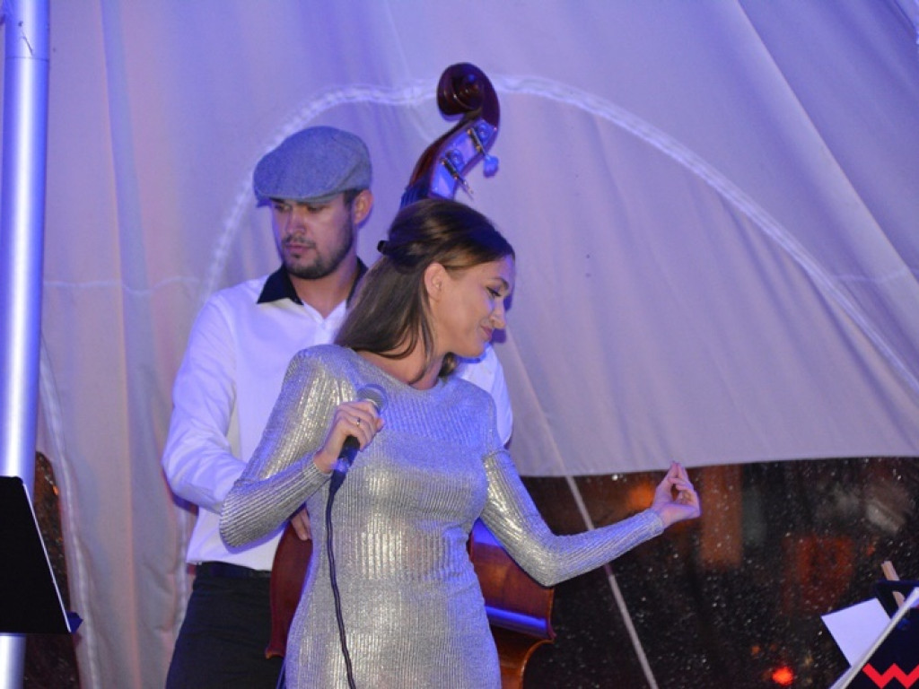 Deszcz nie przeszkodził w wysłuchaniu przebojów Franka Sinatry – jazzowy wieczór pod parasolami