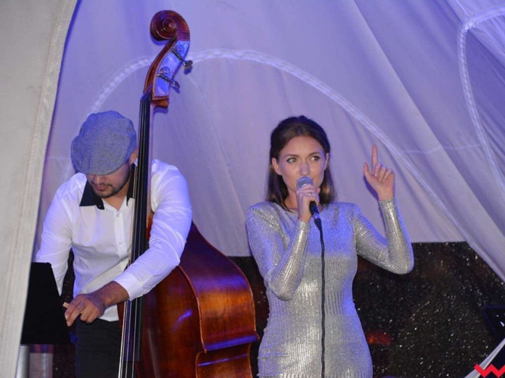 Deszcz nie przeszkodził w wysłuchaniu przebojów Franka Sinatry – jazzowy wieczór pod parasolami