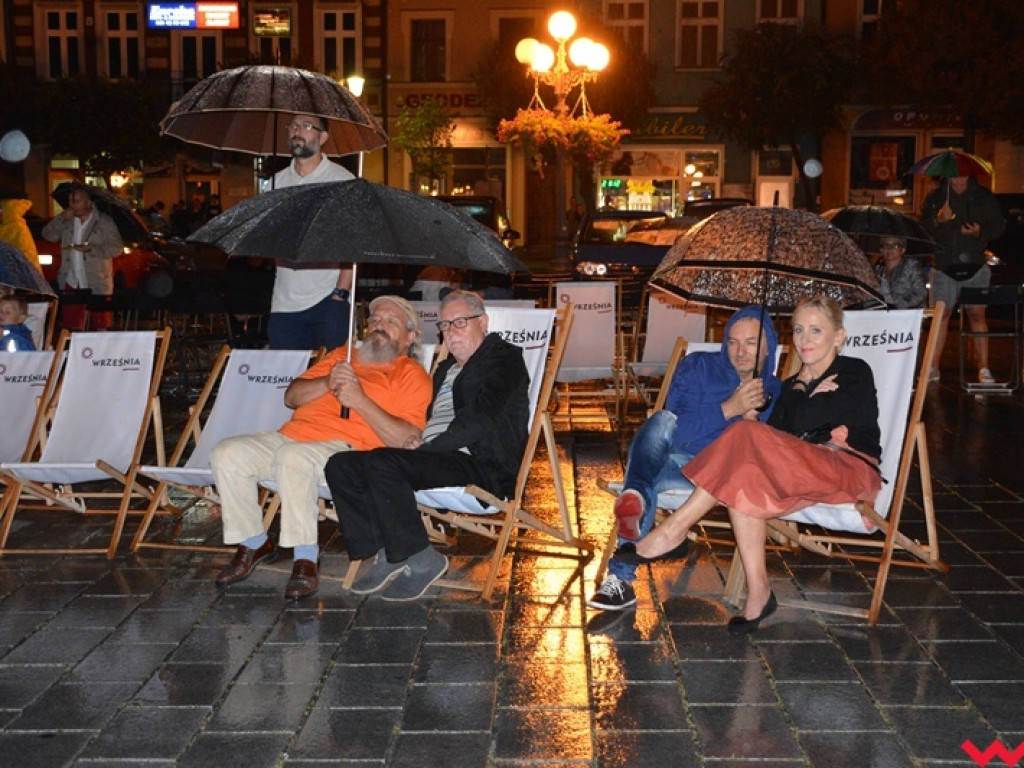 Deszcz nie przeszkodził w wysłuchaniu przebojów Franka Sinatry – jazzowy wieczór pod parasolami
